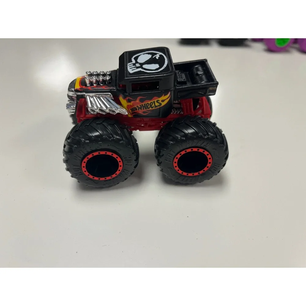 Hot Wheels Monster Trucks Grave Digger Tiger Shark Bone Shaker Several Lot 9 Pc